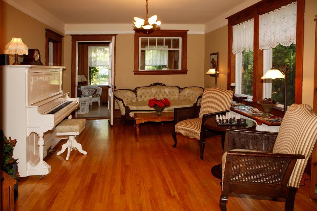 Twin Room with Shared Bathroom
